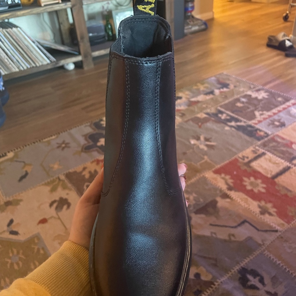 Brand New In Box - women’s Dorrian Dr Marten size 9 - Picture 3 of 5
